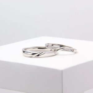 Simple Twist Couple Bands in 925 Sterling Silver, adjustable size, minimalist matching promise rings for him and her, perfect for weddings and anniversaries.